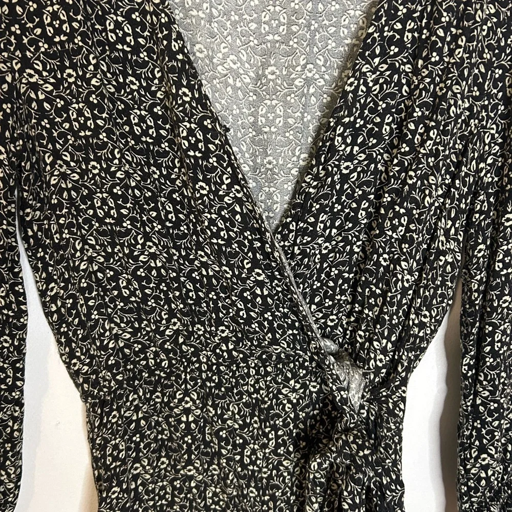 American Eagle Outfitters Black V Neck Vouse - Picture 2 of 5